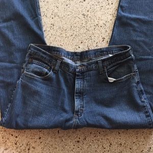 Wrangler Jeans. Relaxed fit. Straight leg.